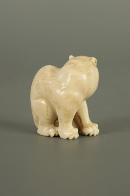 Lot 262 - A JAPANESE MEIJI PERIOD IVORY NETSUKE