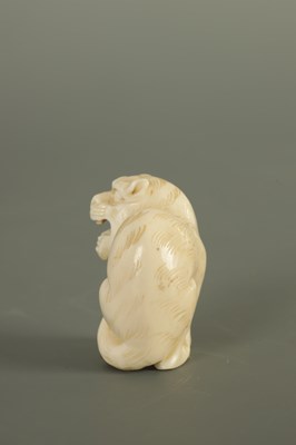 Lot 262 - A JAPANESE MEIJI PERIOD IVORY NETSUKE