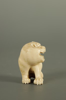 Lot 262 - A JAPANESE MEIJI PERIOD IVORY NETSUKE