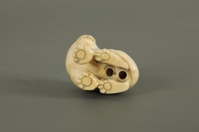 Lot 262 - A JAPANESE MEIJI PERIOD IVORY NETSUKE