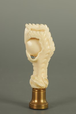 Lot 96 - A 19TH CENTURY CARVED IVORY AND BLOODSTONE SEAL