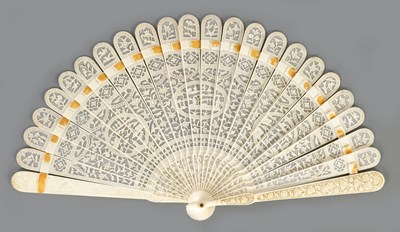 Lot 141 - A 19TH CENTURY CANTONESE IVORY BRISE FAN