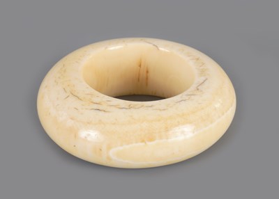 Lot 255 - AN 18TH CENTURY IVORY BANGLE BRACELET