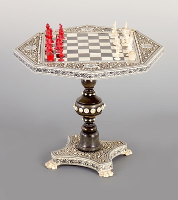 Lot 279 - A 19TH CENTURY ANGLO INDIAN VIZAGAPATAM IVORY AND HORN VENEERED SANDALWOOD MINIATURE CHESS TABLE