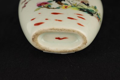 Lot 149 - A 19TH CENTURY CHINESE FAMILLE ROSE SNUFF BOTTLE