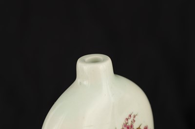 Lot 288 - A 19TH CENTURY CHINESE FAMILLE ROSE SNUFF BOTTLE