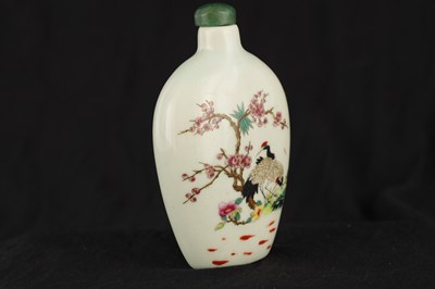 Lot 149 - A 19TH CENTURY CHINESE FAMILLE ROSE SNUFF BOTTLE