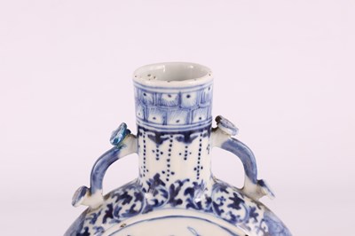 Lot 5 - A 19TH CENTURY CHINESE BLUE AND WHITE CHINESE MOON FLASK