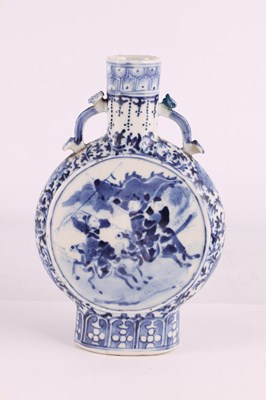 Lot 5 - A 19TH CENTURY CHINESE BLUE AND WHITE CHINESE MOON FLASK