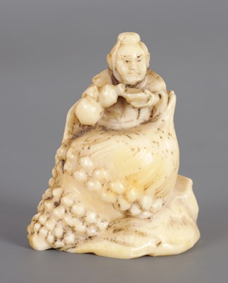 Lot 245 - AN EDO PERIOD JAPANESE IVORY NETSUKE