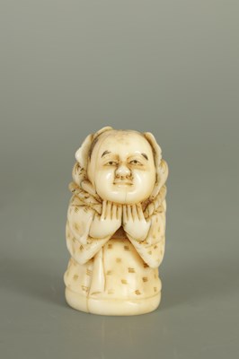 Lot 16 - A JAPANESE MEIJI PERIOD CARVED IVORY CANE HANDLE