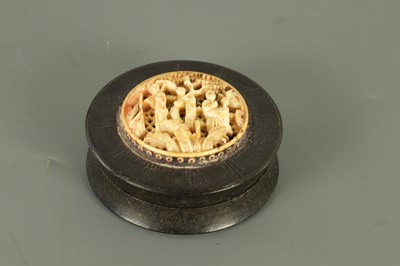 Lot 37 - A 19TH CENTURY PRESSED HORN AND IVORY SNUFF BOX