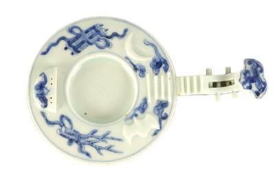 Lot 1200 - A 19TH CENTURY CHINESE BLUE AND WHITE PORCELAIN BRUSH / PEN REST FORMED AS A PIPA LUTE