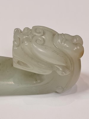 Lot 150 - A LARGE 18TH/19TH CENTURY CARVED WHITE JADE BELT HOOK