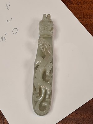 Lot 150 - A LARGE 18TH/19TH CENTURY CARVED WHITE JADE BELT HOOK