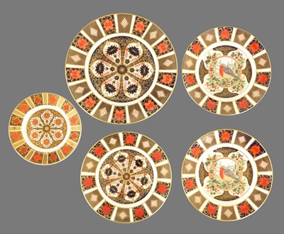 Lot 176 - A COLLECTION OF FIVE ROYAL CROWN DERBY STLE IMARI PATTERN PLATES