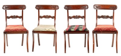 Lot 1027 - A SET OF FOUR REGENCY MAHOGANY SABRE LEGGED DINING CHAIRS