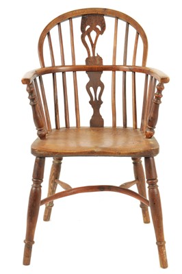 Lot 953 - AN EARLY 19TH CENTURY YEW-WWOD LOWBACK WINDSOR CHAIR