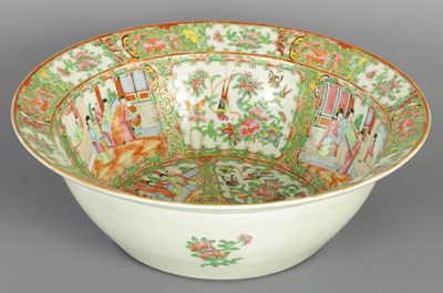 Lot 300 - A LARGE 19TH CENTURY CANTONESE BOWL