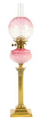 Lot 552 - A VICTORIAN BRASS AND CRANBERRY GLASS OIL LAMP