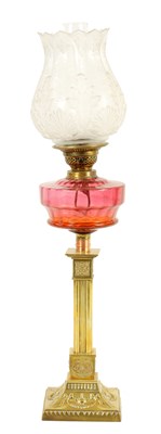 Lot 536 - A VICTORIAN BRASS AND CRANBERRY GLASS OIL LAMP