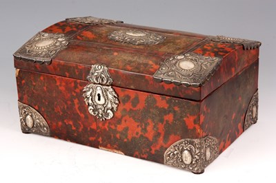 Lot 683 - AN 18TH CENTURY TORTOISESHELL CASKET MOUNTED...