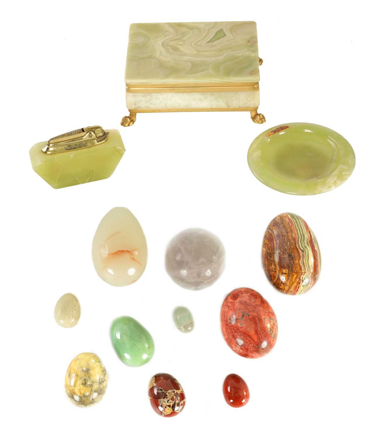 Lot 76 - A SELECTION OF HARSTONE MARBLE, AGATE AND JADE EGGS TOGETHER WITH THREE PIECES OF ONYNX