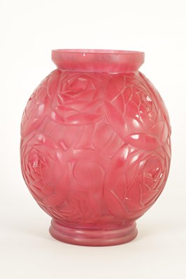Lot 16 - AN EARLY 20TH CENTURY ART DECO GLASS VASE BY P D'AVESN