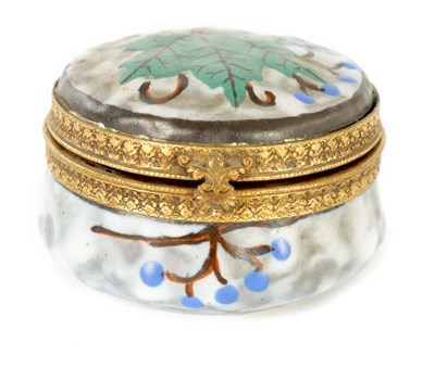 Lot 93 - AN EARLY 20TH CENTURY FRENCH ART NOUVEAU LIDDED BOX
