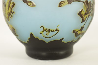 Lot 35 - AN EARLY 20TH CENTURY FRENCH CAMEO GLASS VASE