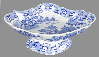 Lot 132 - A 19TH CENTURY BLUE AND WHITE WILLOW PATTERN QUATREFOIL COMPORT
