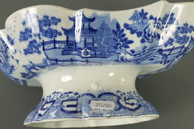Lot 132 - A 19TH CENTURY BLUE AND WHITE WILLOW PATTERN QUATREFOIL COMPORT