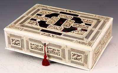 Lot 674 - AN EARLY 19TH CENTURY IVORY AND TORTOISESHELL...