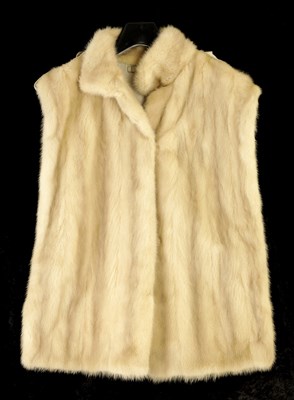 Lot 680 - A VINTAGE BLONDE MINK FUR GILLET