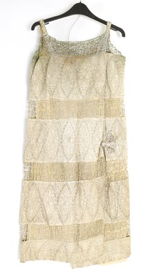 Lot 598 - AN EARLY 20TH CENTURY VINTAGE EVENING DRESS