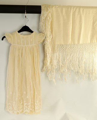 Lot 634 - AN EARLY 20TH CENTURY SILK CHRISTENING GOWN AND SHOLE