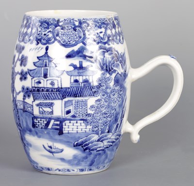 Lot 202 - AN 18TH CENTURY CHINESE BLUE AND WHITE PORCELAIN MUG