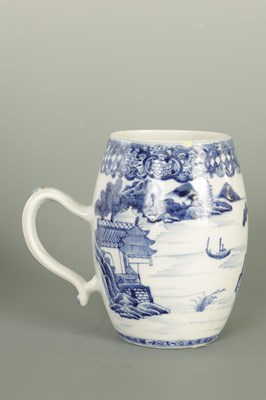 Lot 202 - AN 18TH CENTURY CHINESE BLUE AND WHITE PORCELAIN MUG