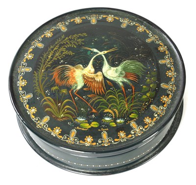 Lot 596 - AN EARLY 20TH CENTURY RUSSIAN LACQUERED LIDDED BOX