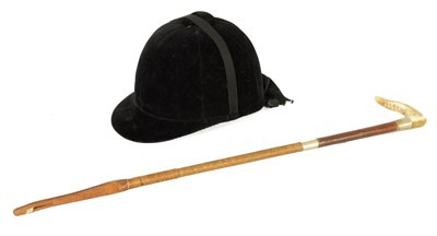 Lot 605 - AN EARLY 20TH CENTURY HORN HANDLED RIDING CROP