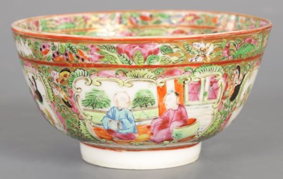 Lot 295 - A 19TH CENTURY SMALL CANTON FAMILLE ROSE PORCELAIN BOWL