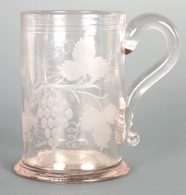 Lot 27 - AN EARLY 19TH CENTURY NEWCASTLE ENGRAVED GLASS TANKARD