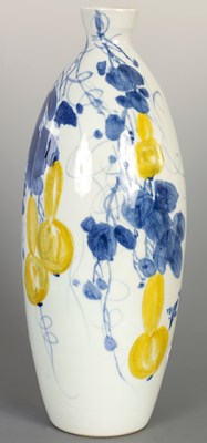 Lot 186 - AN EARLY 20TH CENTURY JAPANESE OVOID BLUE AND WHITE VASE