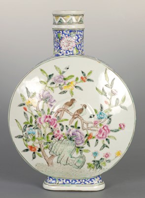 Lot 294 - A 20TH CENTURY CHINESE FAMILLE ROSE PORCELAIN MOON FLASK