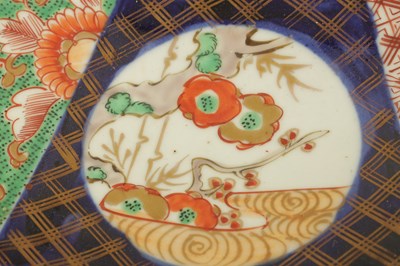 Lot 232 - A 19TH CENTURY JAPANESE IMARI PORCELAIN CHARGER