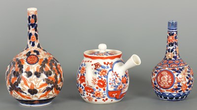 Lot 209 - A COLLECTION OF THREE JAPANESE IMARI PORCELAIN ITEMS