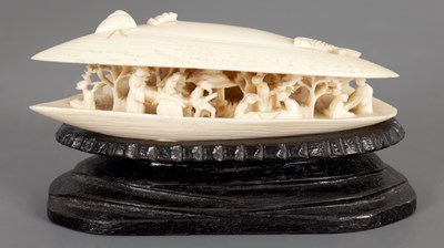 Lot 253 - A 19TH CENTURY CANTONESE CARVED IVORY CLAM SHELL
