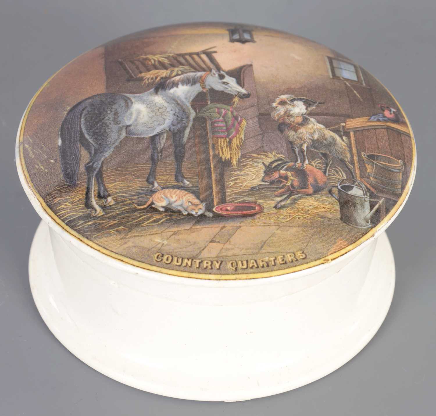 Lot 134 - A 19TH CENTURY LIDDED PRATTWARE BOX AND COVER