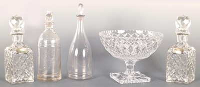 Lot 1 - A COLLECTION OF FIVE GLASSWARE ITEMS
