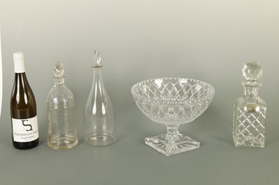 Lot 1 - A COLLECTION OF FIVE GLASSWARE ITEMS